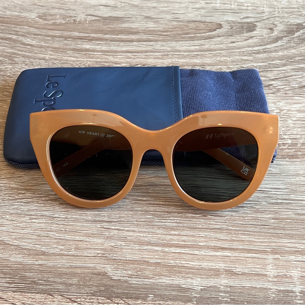 Le Specs Air Heart sunglasses in color Caramel